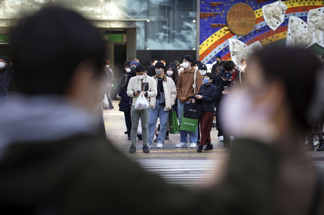 En Tokio se confirmaron 18 mil 287 nuevos casos de covid-19 en las últimas 24 horas. La imagen, en Shibuya, barrio de la capital japonesa, el 8 de febrero de 2022. Foto Ap