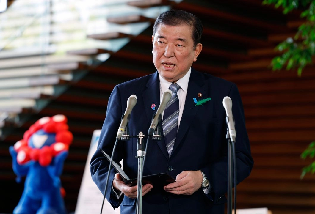 El primer ministro japonés, Shigeru Ishiba, habla con la prensa tras las conversaciones ministeriales mantenidas por un negociador japonés en la Casa Blanca sobre los aranceles estadunidenses. Foto
