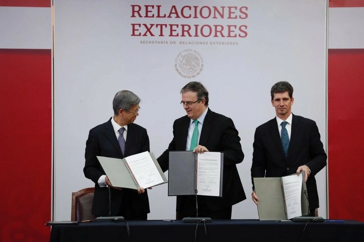 El embajador de Japón en México, Yasushi Takase; el canciller Marcelo Ebrard y el representante de la Organización Internacional para las Migraciones en México, Christopher Gascón, durante la firma de un convenio de colaboración. Foto Cristina Rodríguez