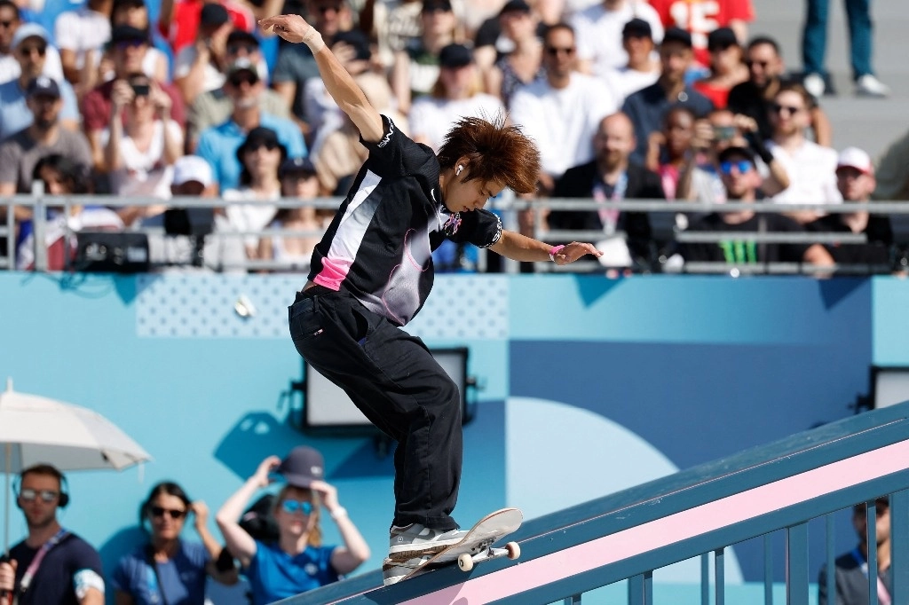 El japonés Yuto Horigome compite en la final masculina de skateboarding callejero durante los Juegos Olímpicos de París 2024 en La Concorde en París el 29 de julio de 2024. Foto Afp