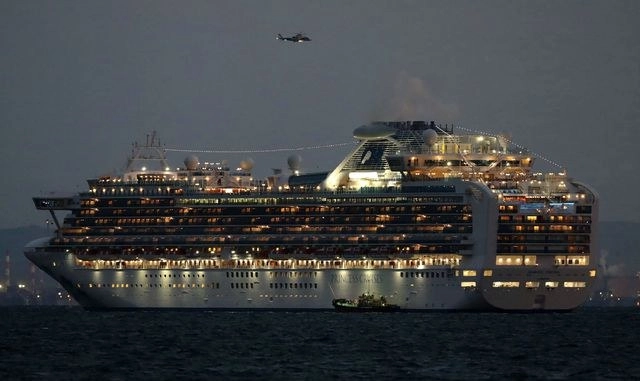 Japón impuso una cuarentena a un crucero con 3 mil 711 personas a bordo. Foto Afp 