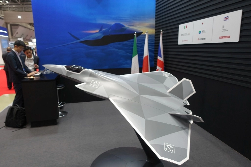 Vista de un modelo a escala 1/10 de un avión de combate de próxima generación que Japón desarrollará conjuntamente con el Reino Unido e Italia para su despliegue en 2035, en exhibición en un stand de su Programa Aéreo de Combate Global conjunto, o GCAP, en la Exposición Aeroespacial Internacional de Japón, en Tokio, el 16 de octubre de 2024. Foto Ap
