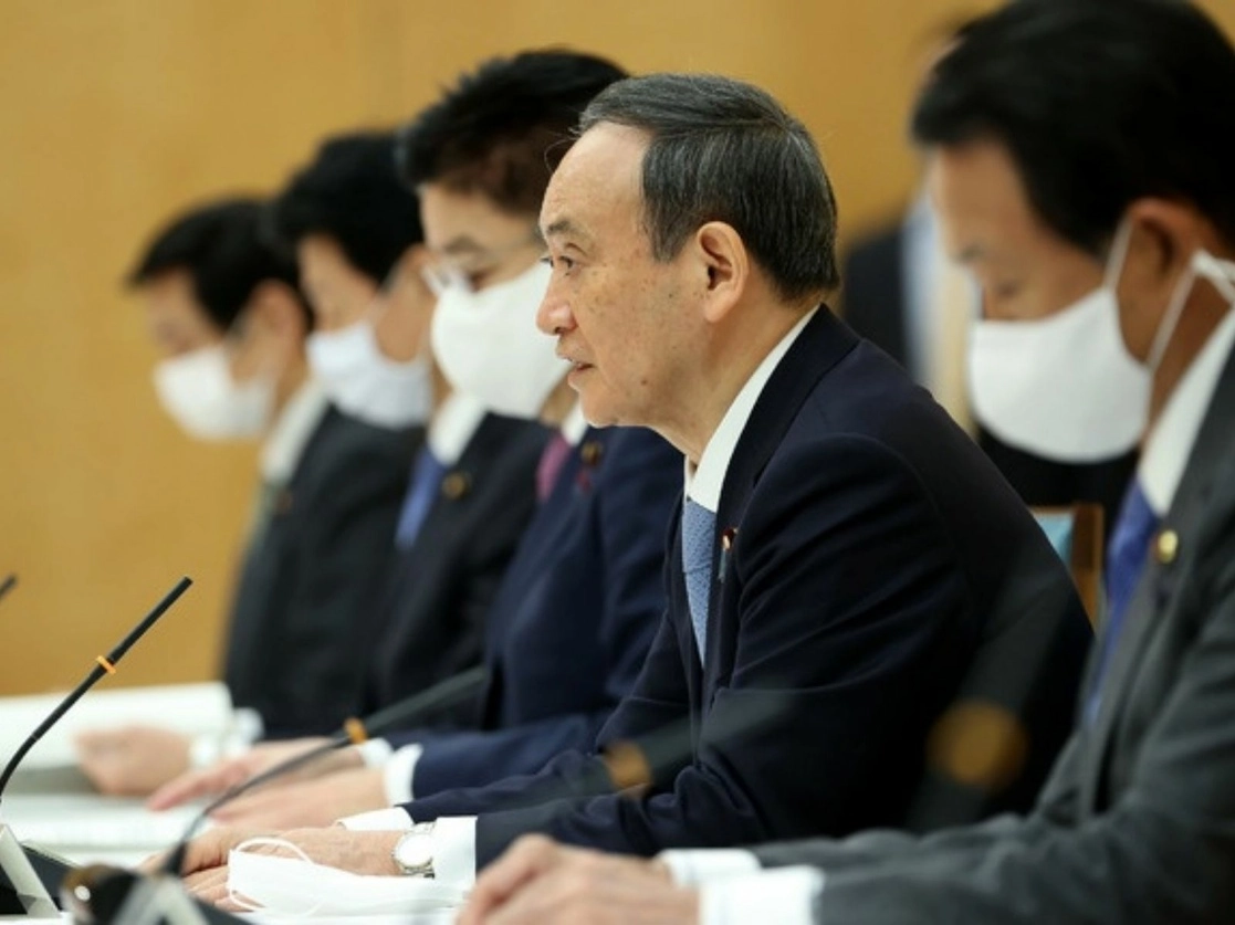 El primer ministro japonés, Yoshihide Suga, durante la reunión para anunciar un nuevo plan de estímulos fiscales por 708 mil millones de dólares, en busca de acelerar la recuperación del país tras el derrumbe de la actividad por la crisis del coronavirus. Foto STR / Jiji Press / Afp