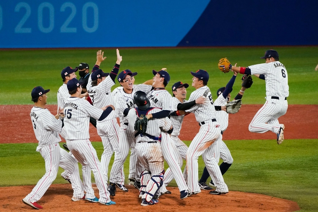 El equipo nacional de beisbol de Japón celebra su victoria ante EU en el partido por la medalla de oro en los Juegos Olímpicos de Tokio. Foto Ap