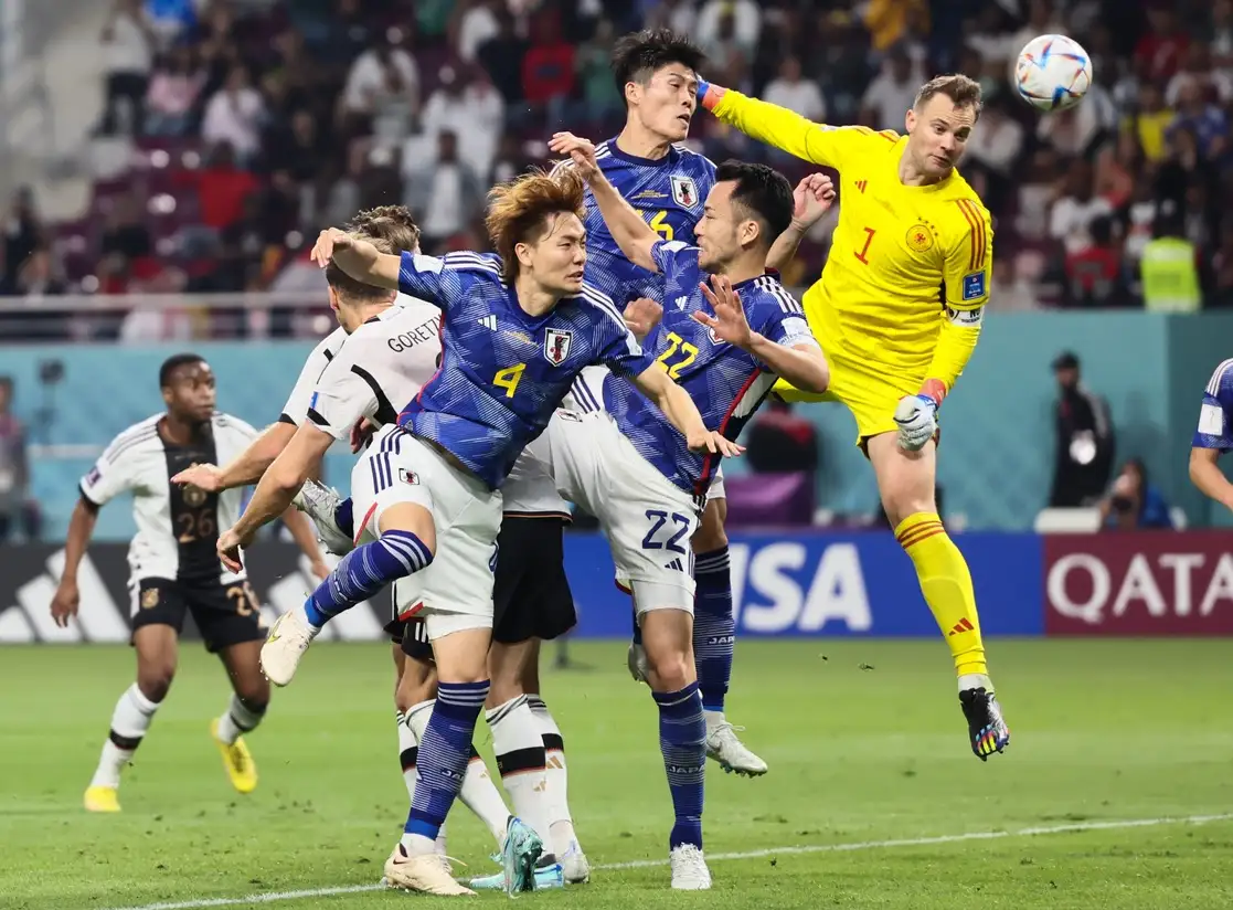 Manuel Neuer, guardameta de Alemania, disputa el balón con la cabeza en un intento por emparejar ayer el marcador ante los japoneses durante el partido celebrado en el Estadio Internacional Khalifa, en Doha. Foto Xinhua 



