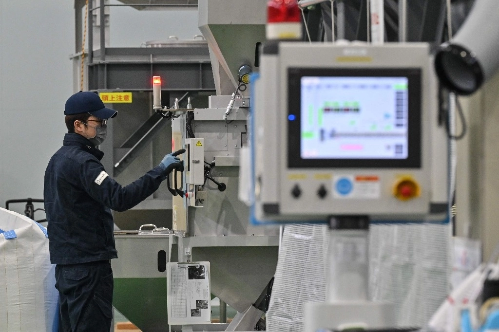 Trabajador de una productora de resina de arroz cercana a la planta de energía nuclear de Fukushima, Japón. Foto Afp / Archivo