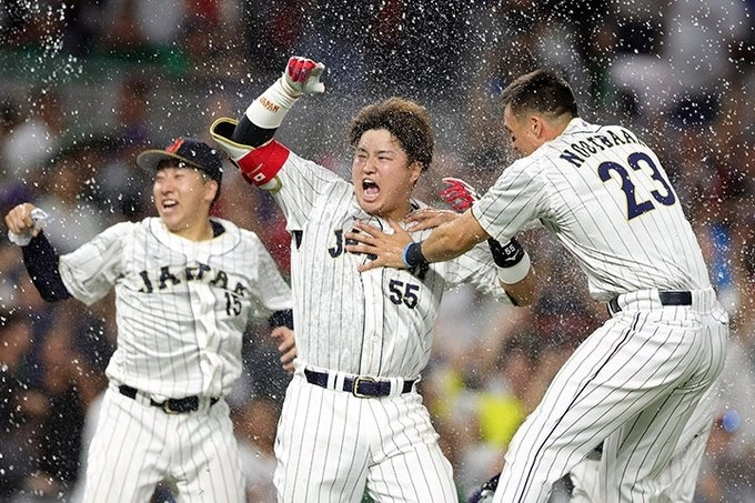 Beisbolistas japoneses festejan al término del encuentro. Foto tomada de la cuenta de Twitter @samuraijapan_pr