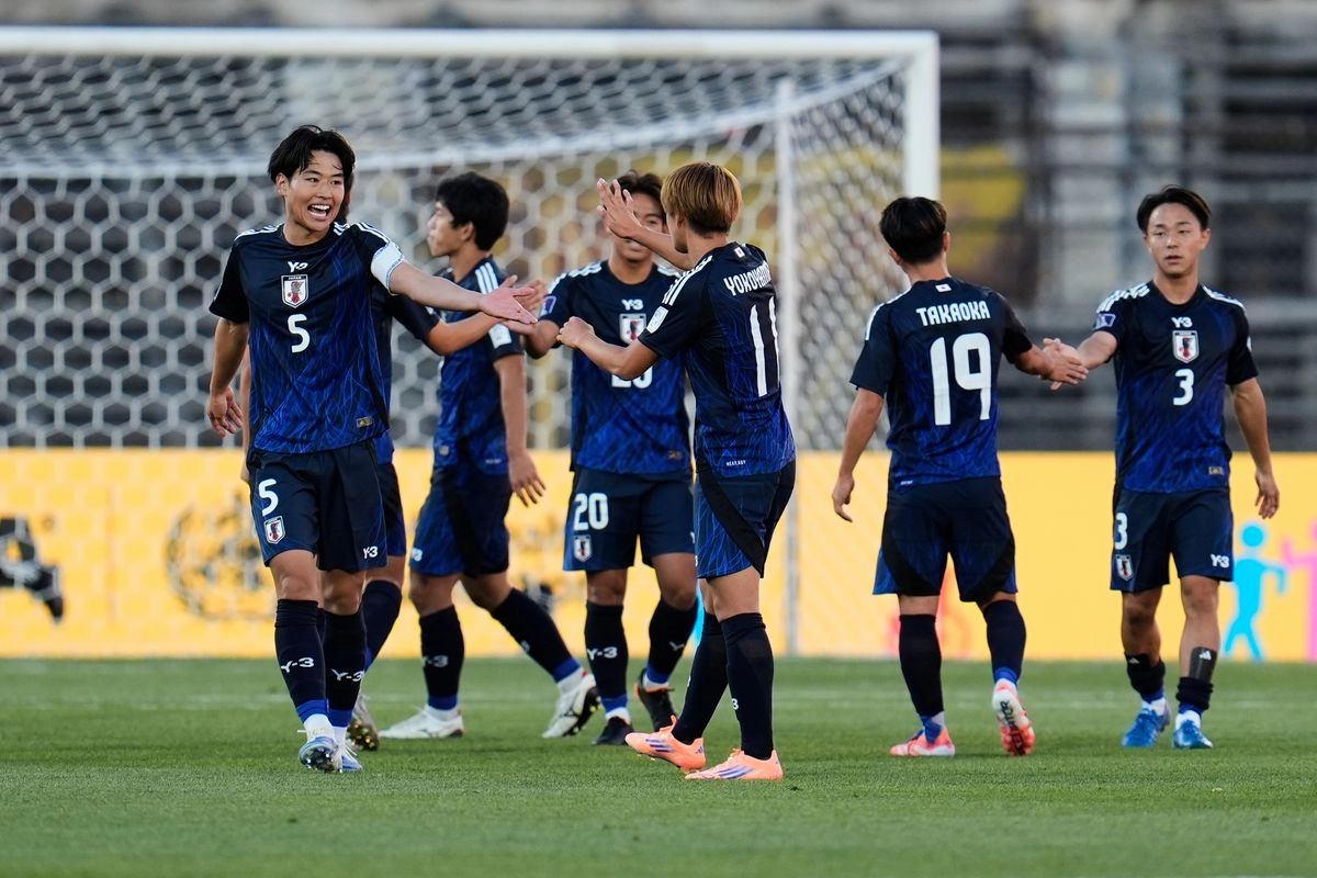 Los jugadores de Japón celebran después de que su equipo derrotara a Egipto durante un partido del Grupo A de la Copa Mundial Sub-20 de la FIFA en el Estadio Nacional de Santiago, Chile, el sábado 27 de septiembre de 2025. Foto