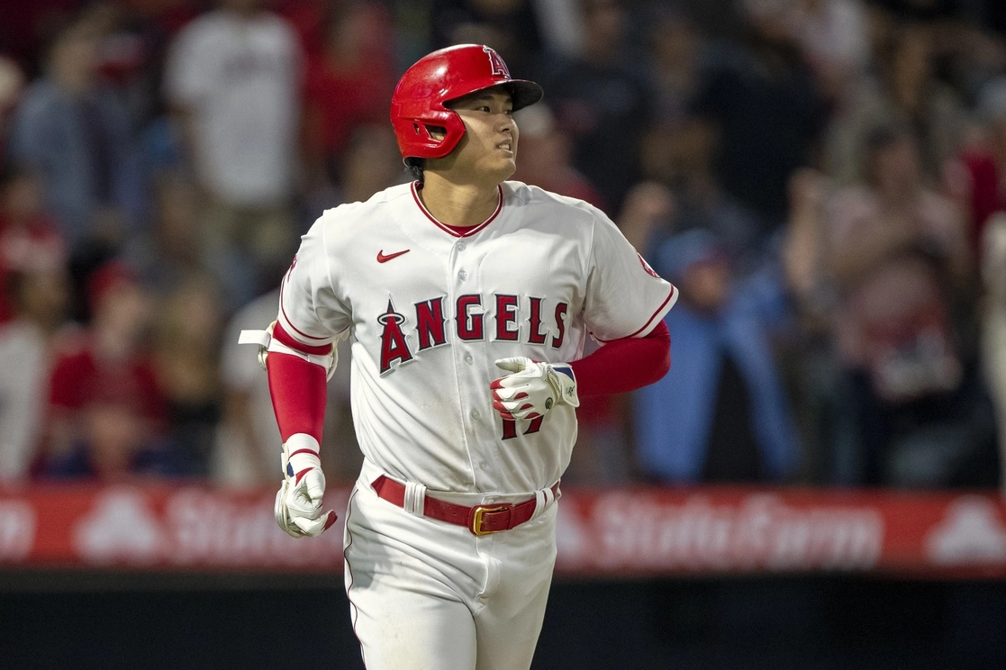 Shohei Ohtani firmó un contrato de un año por de 30 millones de dólares para permanecer con los Angelinos de Los Angeles. Foto Ap