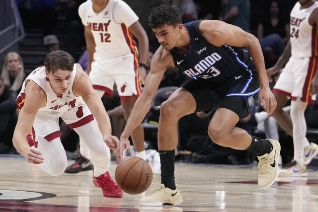 Fue un duelo sombrío para el Heat pues ninguno de los líderes llegó a la decena de puntos. Foto Ap