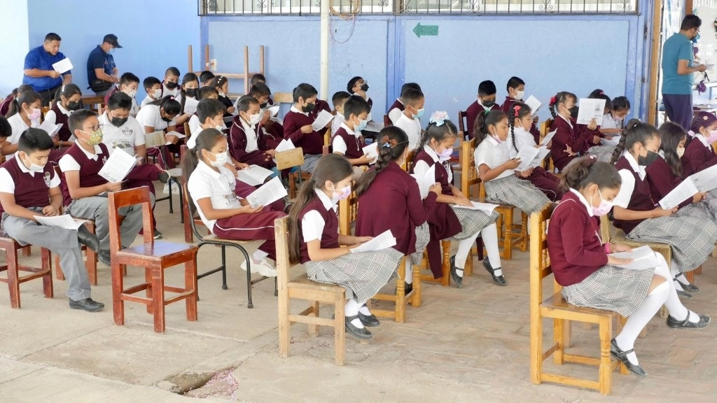 Pobladores de Santa María Yolotepec denunciaron que en por lo menos dos escuelas faltan maestros para atender la matrícula de estudiantes. Foto @IEEPOGobOax
