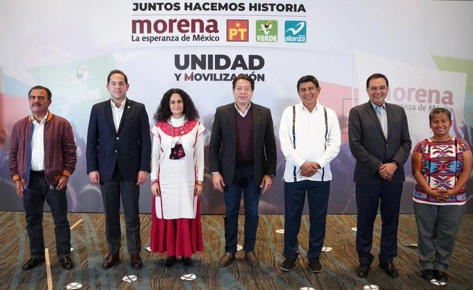 El dirigente de Morena, Mario Delgado (c( junto con Susana Harp (c,izq) y Salomón Jara (c,der). Foto tomada de la cuenta de Twitter @mario_delgado
