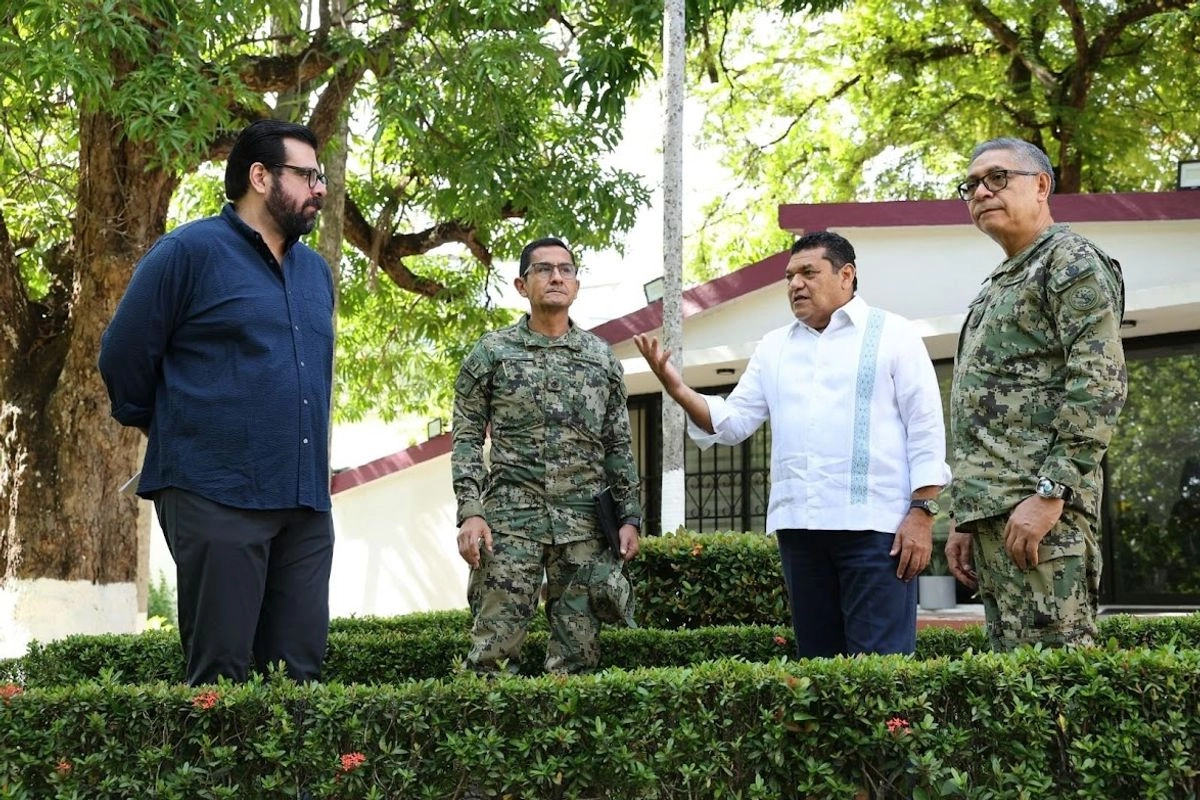El almirante Raymundo Pedro Morales señaló que durante la reunión con Javier May, gobernador de Tabasco, se “abordaron temas de seguridad en la región; progreso de la línea Roberto Ayala–Dos Bocas del Corredor Interoceánico; avances del Plan Integral de Dragado para prevenir inundaciones”.