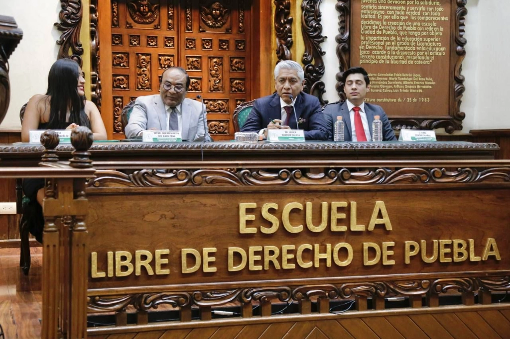 El libro de Sánchez Galicia, "Pocket 120 consejos de campaña" es una guía esencial para estrategias electorales. Foto cortesía