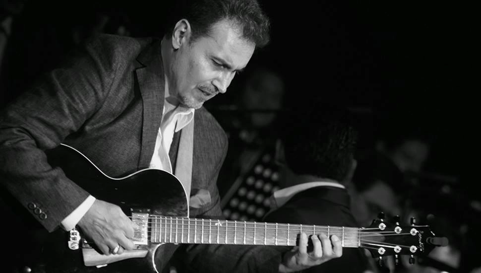Cris Lobo, compositor y arreglista, comenzó la práctica de la guitarra a la edad de seis años, y su formación ha sido autodidacta. Foto tomada del Facebook del músico