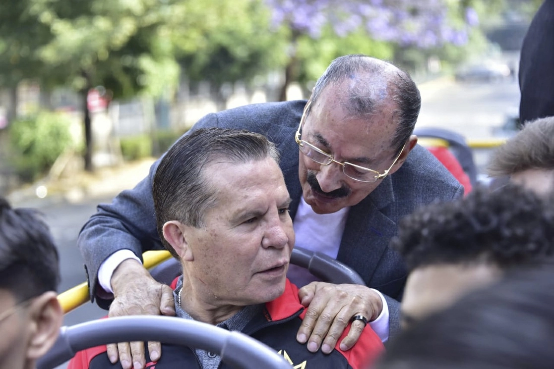 Como en los viejos tiempos, Ignacio Beristáin y Julio César Chávez regresan a la Plaza México. Foto cortesía CMB / Archivo