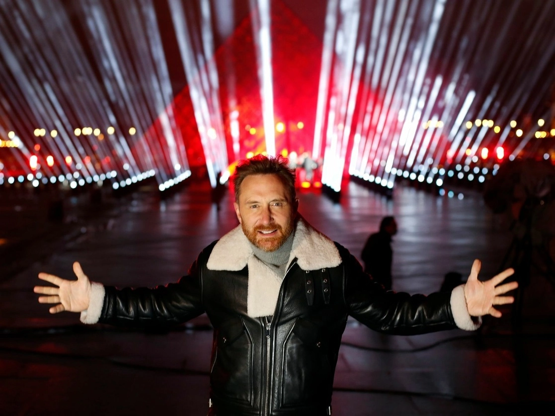 La presentación del 'diyéi' Guetta es a beneficio de las acciones de Unicef y de una agrupación francesa que provee de alimentos a personas necesitadas. Invitó a vacunarse contra el Covid-19. Foto Ap