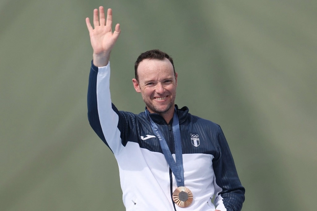 El medallista de bronce de Guatemala, Jean Pierre Brol Cárdenas, posa en el podio luego de de la final masculina de tiro con trampa durante los Juegos Olímpicos de París 2024 en el Centro de Tiro de Chateauroux el 30 de julio de 2024. Foto Afp