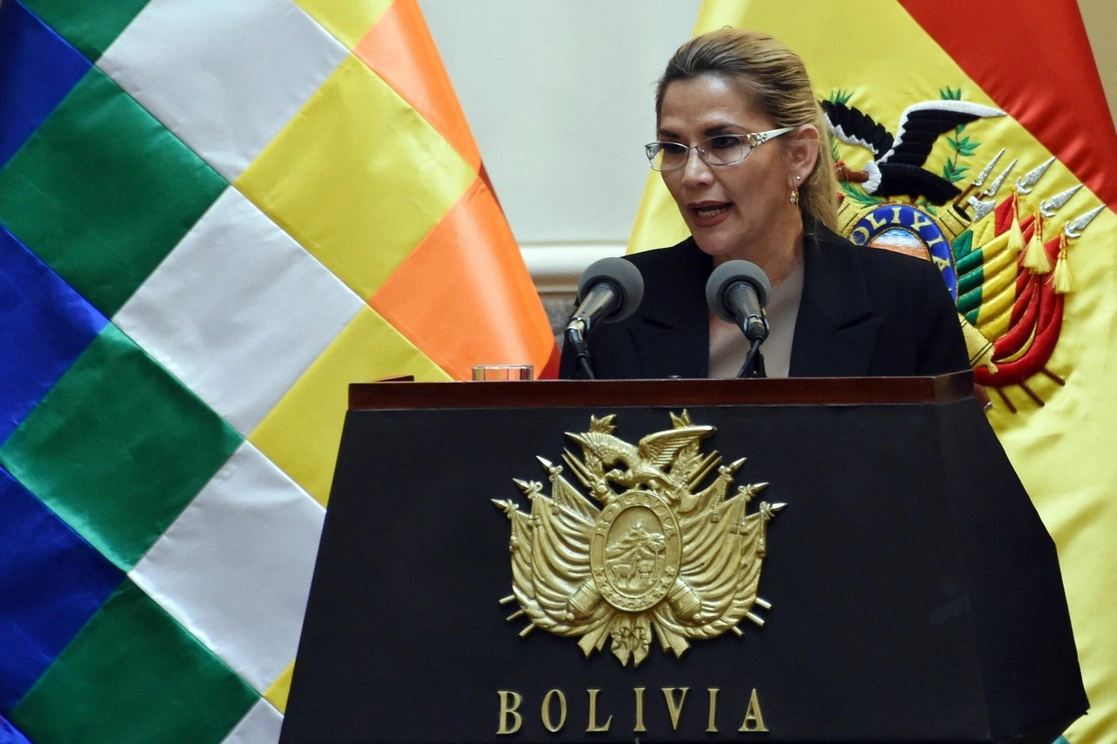 En imagen de archivo, la presidenta interina de Bolivia, Jeanine Áñez, habla durante una ceremonia para jurar su nuevo gabinete de ministros en el Palacio Presidencial de Quemado en La Paz. Foto Afp