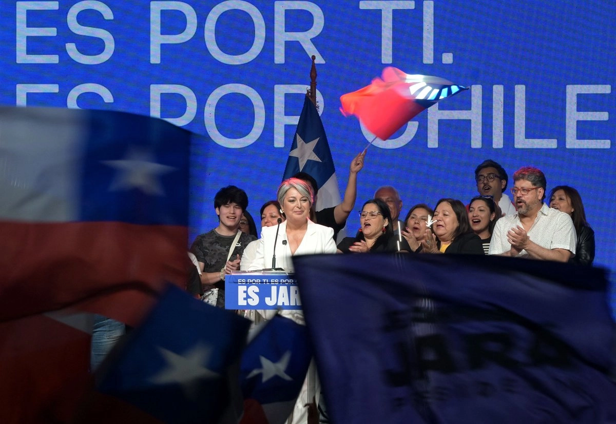 La candidata presidencial chilena Jeannette Jara, de la coalición Unidad por Chile, pronuncia un discurso tras la publicación de los primeros resultados de las encuestas a pie de urna de las elecciones generales.