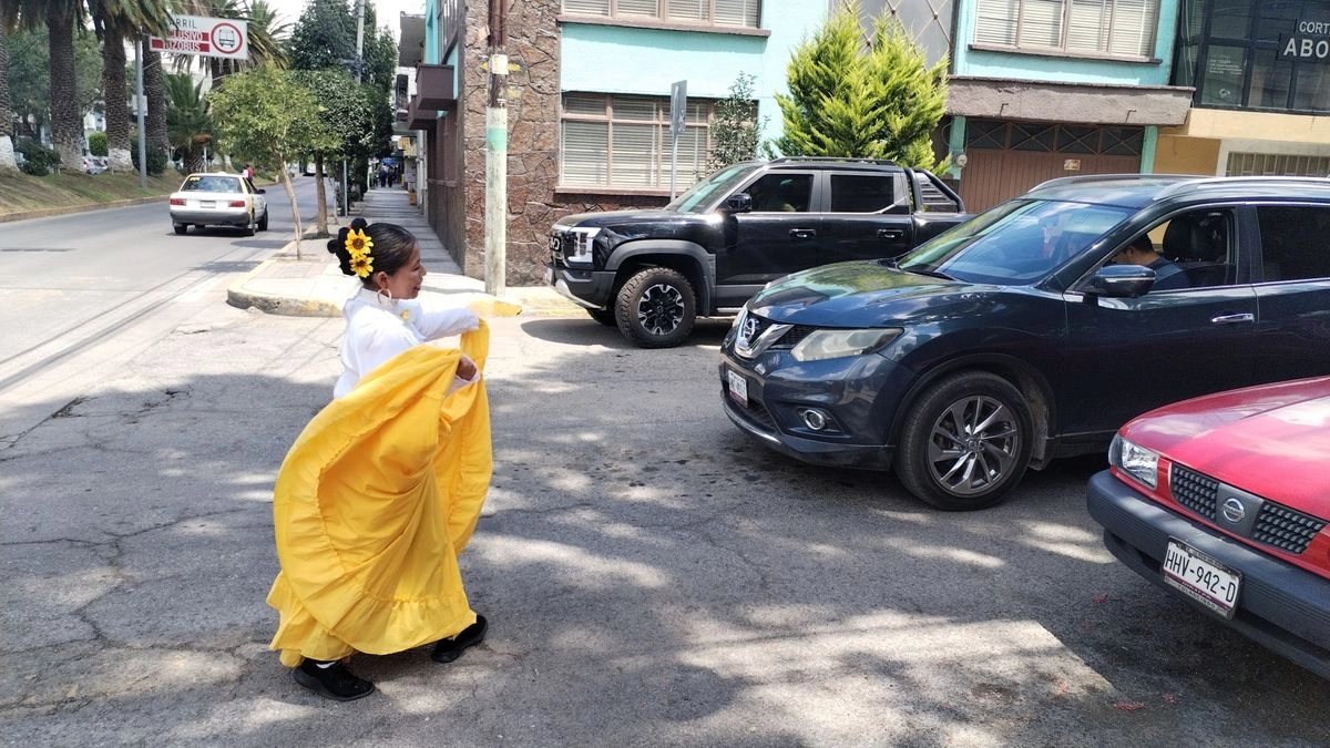 La necesidad de obtener más ingresos y las ganas de mostrar a la ciudadanía los bailes típicos de México, orillaron a María de la Luz a practicar su disciplina en las calles de Pachuca, Hidalgo. Foto 