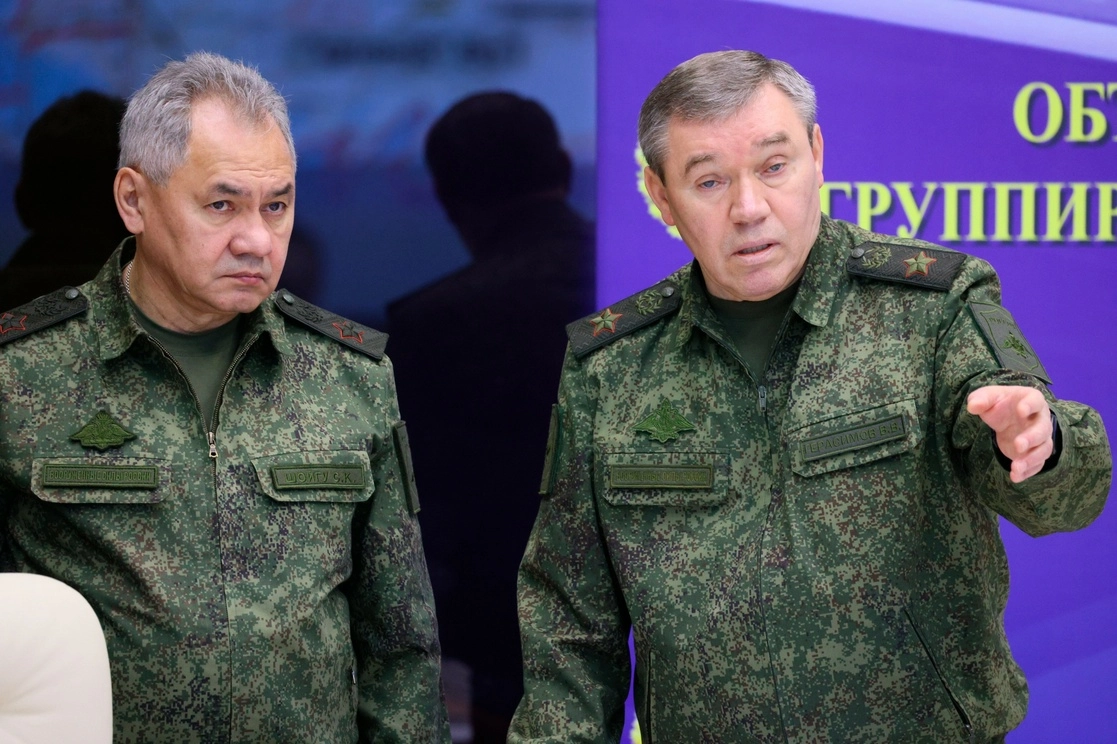 El general Valeri Guerásimov (derecha) fue nombrado comandante en jefe de las tropas rusas en Ucrania. Foto Kremlin vía Ap / Archivo 