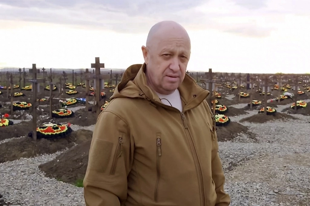 Evgueni Prigozhin, jefe del grupo Wagner, frente a decenas de tumbas de sus combatientes muertos durante la guerra en Ucrania, el 6 de abril de 2023. Foto Afp 

