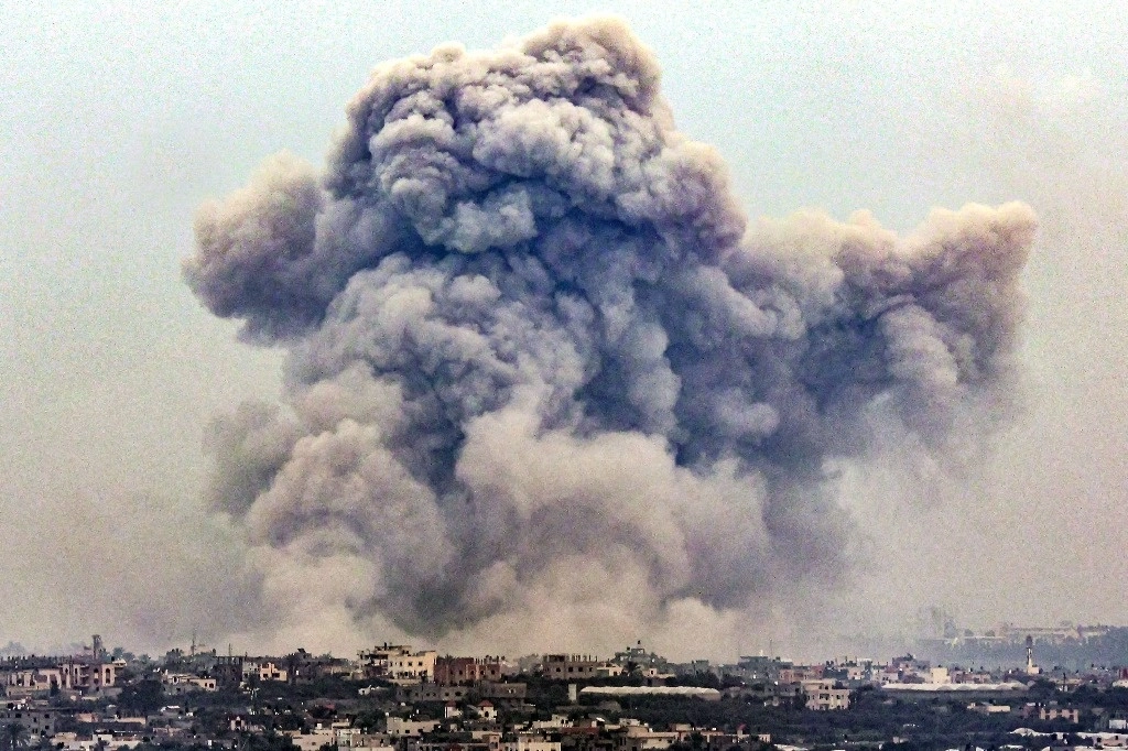 El humo se eleva sobre Khan Yunis desde Rafah, en el sur de la franja de Gaza, durante el bombardeo israelí el 2 de enero de 2024. Foto Afp