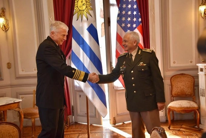 El comandante de SOUTHCOM, almirante Craig Faller (izq) se reunió este martes con el jefe de Defensa de Uruguay, el general Gustavo Fajardo (der). Foto tomada de la cuenta de Twitter @USAenEspanol 