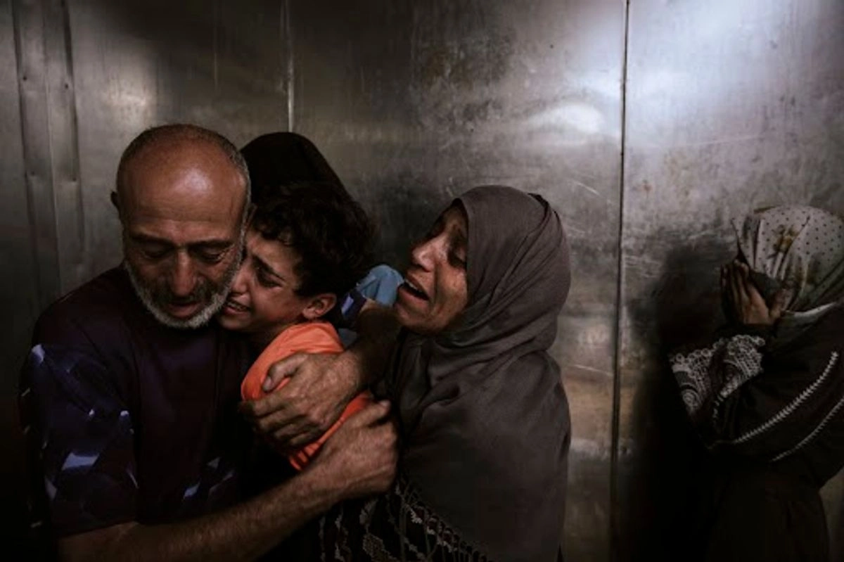 Raed Salem Aslyieh y su familia lloran la muerte de su hijo Ahmed, de 18 años, herido en un ataque cuatro meses atrás, cuando fallecieron otros siete parientes durante un bombardeo israelí. 