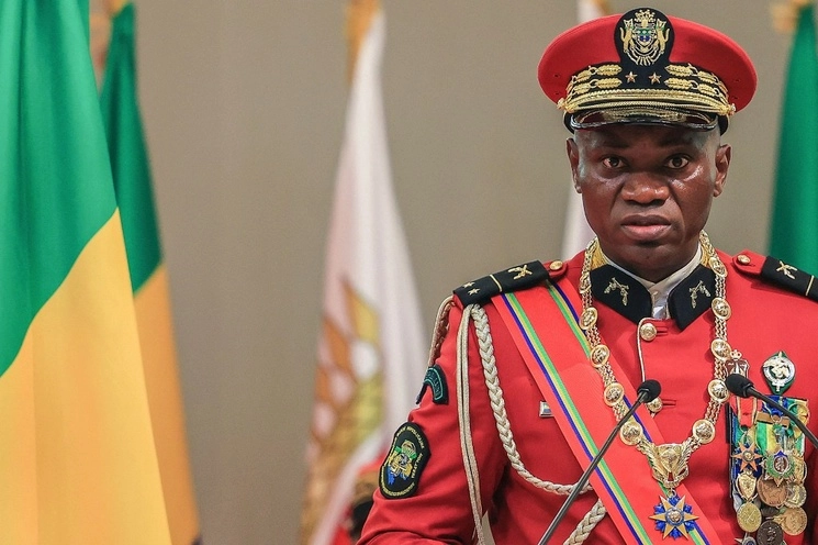 El nuevo presidente de Gabón, Brice Oligui Nguema, durante su toma de posesión en el cargo, en Libreville, el 4 de septiembre de 2023. Foto Afp

