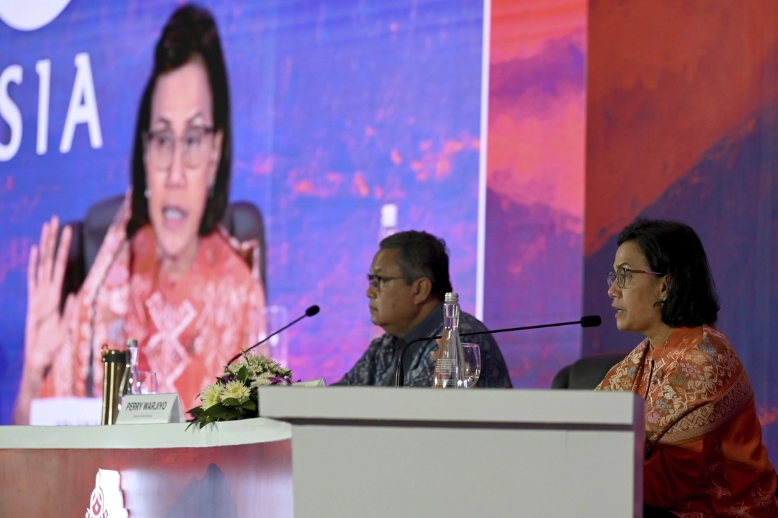 La ministra de Finanzas de Indonesia, Sri Mulyani Indrawati, a la derecha, y el gobernador del Banco Central, Perry Warjiyo, asisten a una conferencia de prensa en la Reunión de Ministros de Finanzas y Gobernadores de Bancos Centrales del G20 en Nusa Dua, Bali, Indonesia. Foto Ap