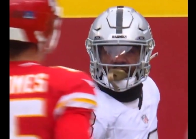 En el caso de los Raiders de Las Vegas, el triunfo les da un pequeño resquicio de vida. Foto @LVRaidersMex