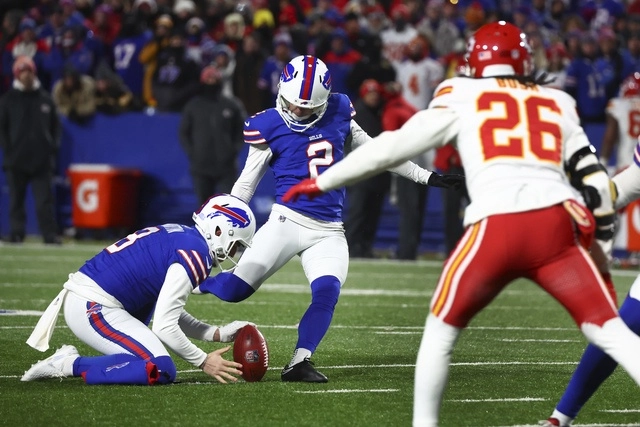 Un mal intento de gol de campo de Tyler Bass terminó con la eliminación de los Bills de Búfalo. Foto Ap