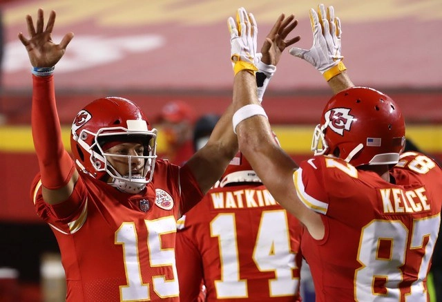 Jugadores de Kansas City festejan una anotación durante el encuentro. Foto Afp