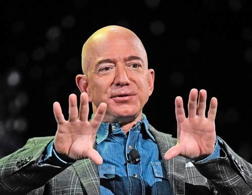 El fundador de la gigante del comercio en línea Amazon, Jeff Bezos, recuperó su lugar como la persona más rica del mundo, destronando al magnate sudafricano Elon Musk en el índice de multimillonarios. Foto Afp / Archivo