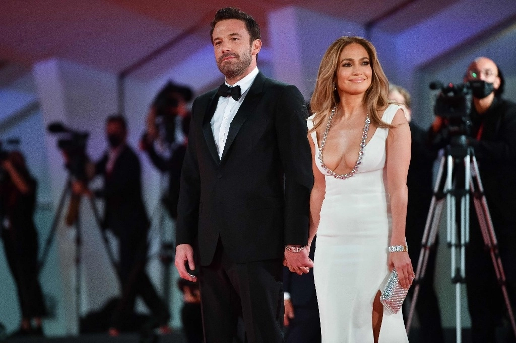 Después de conocerse, enamorarse y comprometerse a principios de la década del 2000 —y protagonizar juntos la infame cinta “Gigli” de 2003 y “Jersey Girl” de 2004—, la pareja tomó caminos separados, culpando en parte a la presión de la mirada pública. Foto Afp