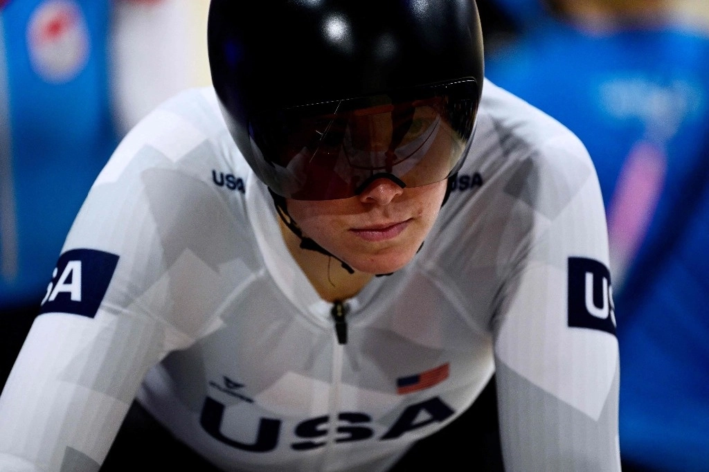 La estadunidense Jennifer Valente compite en la carrera eliminatoria ómnium de ciclismo en pista femenino de los Juegos Olímpicos de París 2024 en el Velódromo Nacional de Saint-Quentin-en-Yvelines en Montigny-le-Bretonneux, al suroeste de París, el 11 de agosto de 2024. Foto Afp