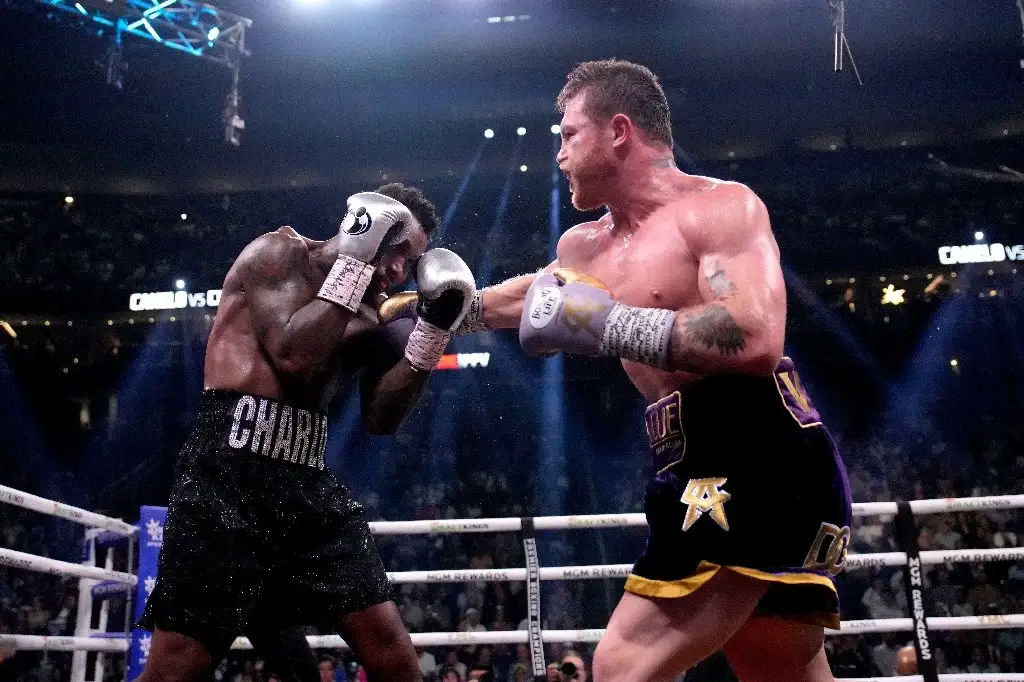 El campeón mexicano de los supermedianos venció anoche y acalló las críticas que anticipaban su declive como púgil. Foto Ap