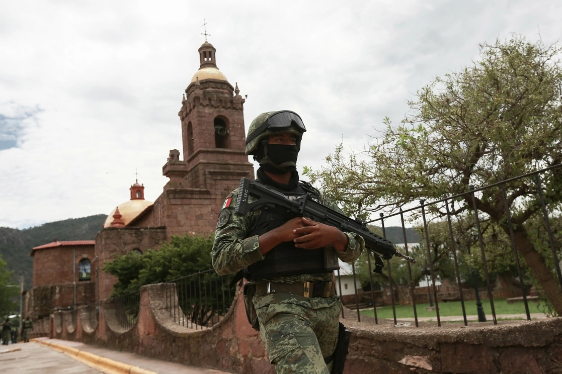 Un soldado vigila afuera de la iglesia de Cerocahui. Foto Ap