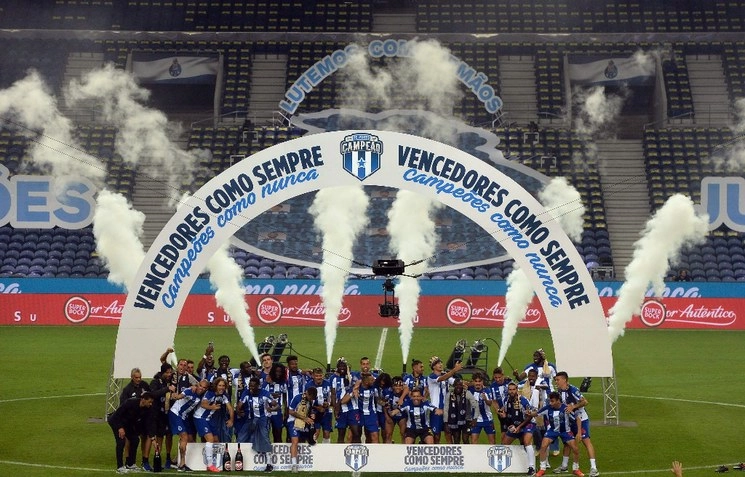 Los Dragones derrotaron 2-0 al Sporting de Lisboa y lograron su campeonato 29, cuando faltan dos fechas aún por disputar. Tras la coronación, estallaron los festejos en la cancha y en las calles. Foto Ap