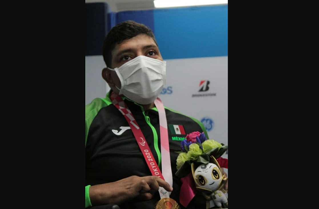 El nadador mexicano Jesús Hernández Hernández se colgó la medalla de oro en la prueba de 150 metros combinado individual SM3 en los Juegos Paralímpicos de Tokio 2020. Foto tomada de la cuenta de Facebook @COPAMEoficial