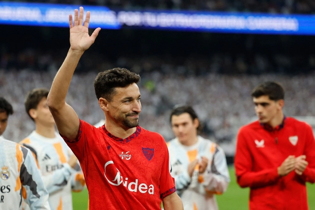 El defensa español número 16 del Sevilla, Jesús Navas, saluda durante su ceremonia de despedida antes del partido de fútbol de la liga española entre el Real Madrid CF y el Sevilla FC en el estadio Santiago Bernabéu de Madrid el 22 de diciembre de 2024. Foto Afp