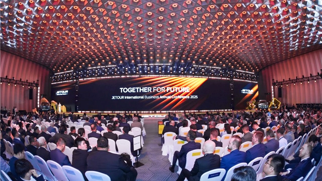 La conferencia anual internacional de Jetour dejó ver la estrategia hacia el final de la década actual y algunos avances que se verán en estos próximos años. La marca convocó a más de mil socios en China para asistir a la cumbre. Foto