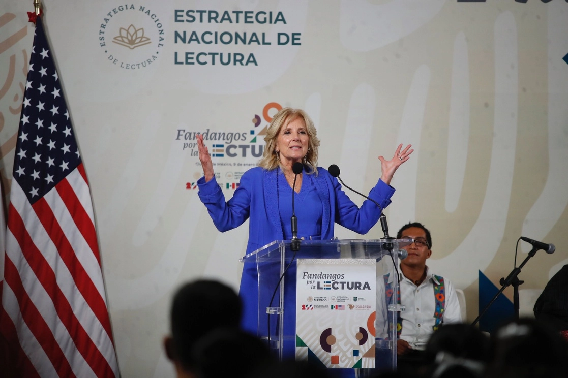 Jill Biden participó en la actividad de promoción de la lectura en el contexto de la décima Cumbre de América del Norte. En el acto, escuchó poesía en lenguas originarias, como purépecha, náhuatl y mixteco. Foto Cristina Rodríguez