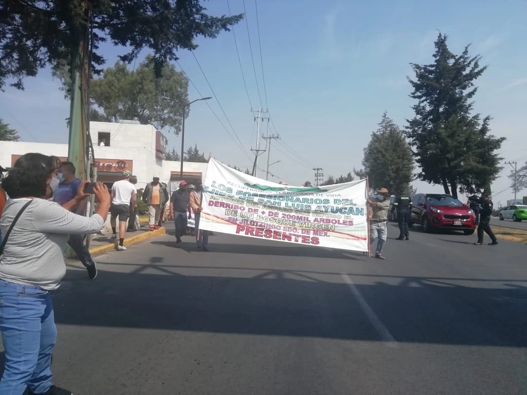 Protesta de ambientalistas y vecinos de Jilotzingo, Estado de México, contra la reactivación del proyecto inmobiliario “Bosque Diamante” en una zona de árboles de encino. Foto La Jornada / Archivo