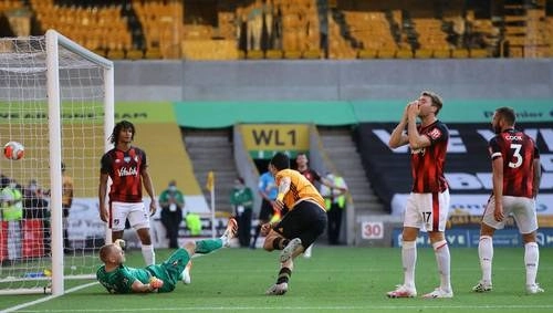 El mexicano llegó a 15 tantos y se colocó sexto en la tabla de goleadores del campeonato inglés. Foto Afp