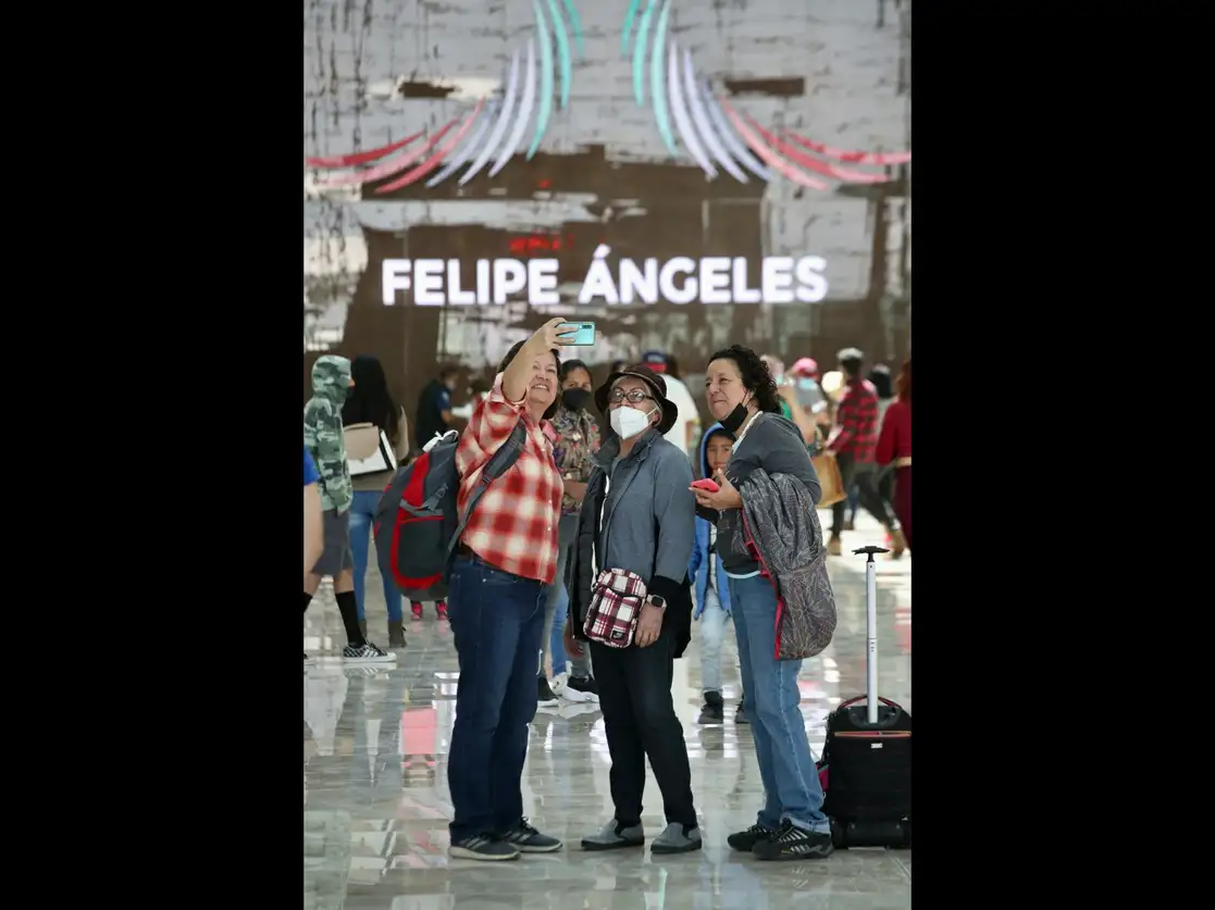 Antes de volar a sus destinos, viajeros realizan recorridos por las instalaciones del Aeropuerto Internacional Felipe Ángeles, en el Edomex. Foto Luis Castillo 