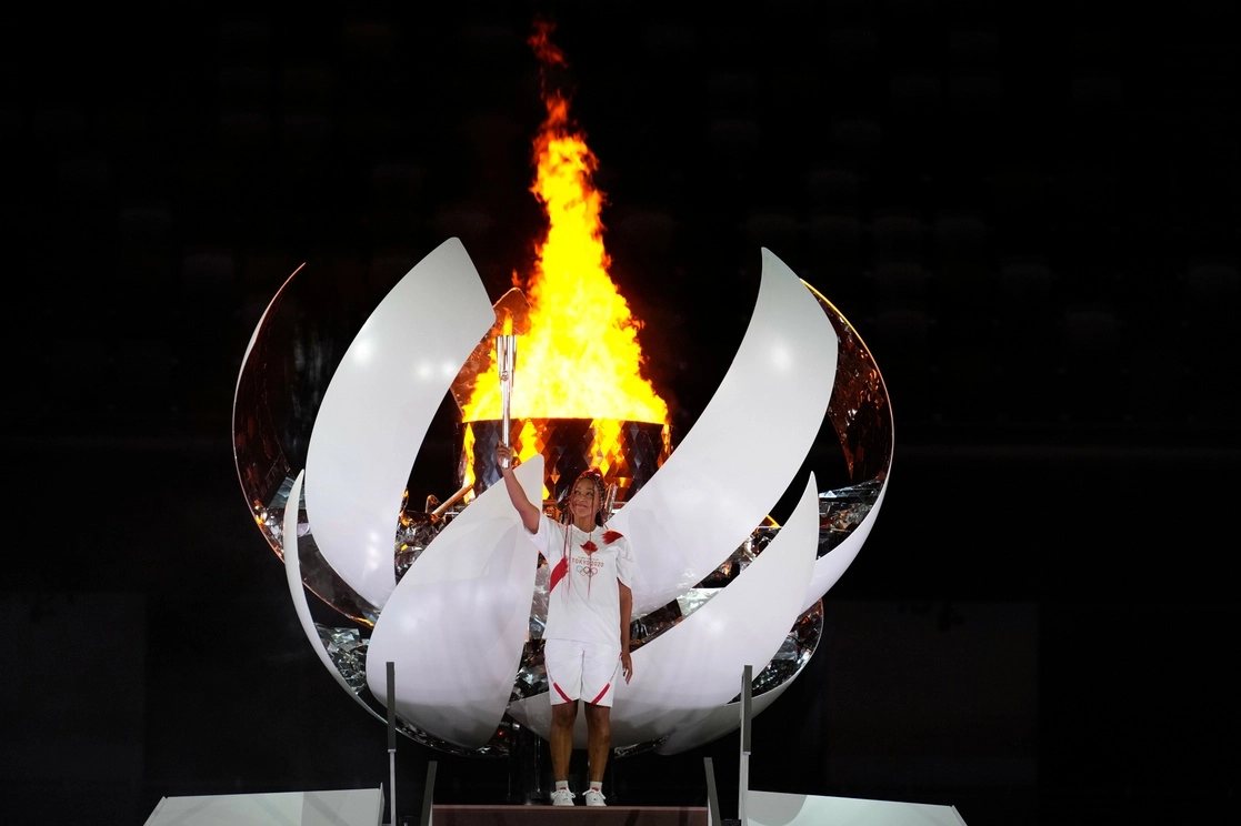 Naomi Osaka durante el encendido del pebetero en la ceremonia de inauguración de los Juegos Olímpicos de Tokio 2020. Foto Ap