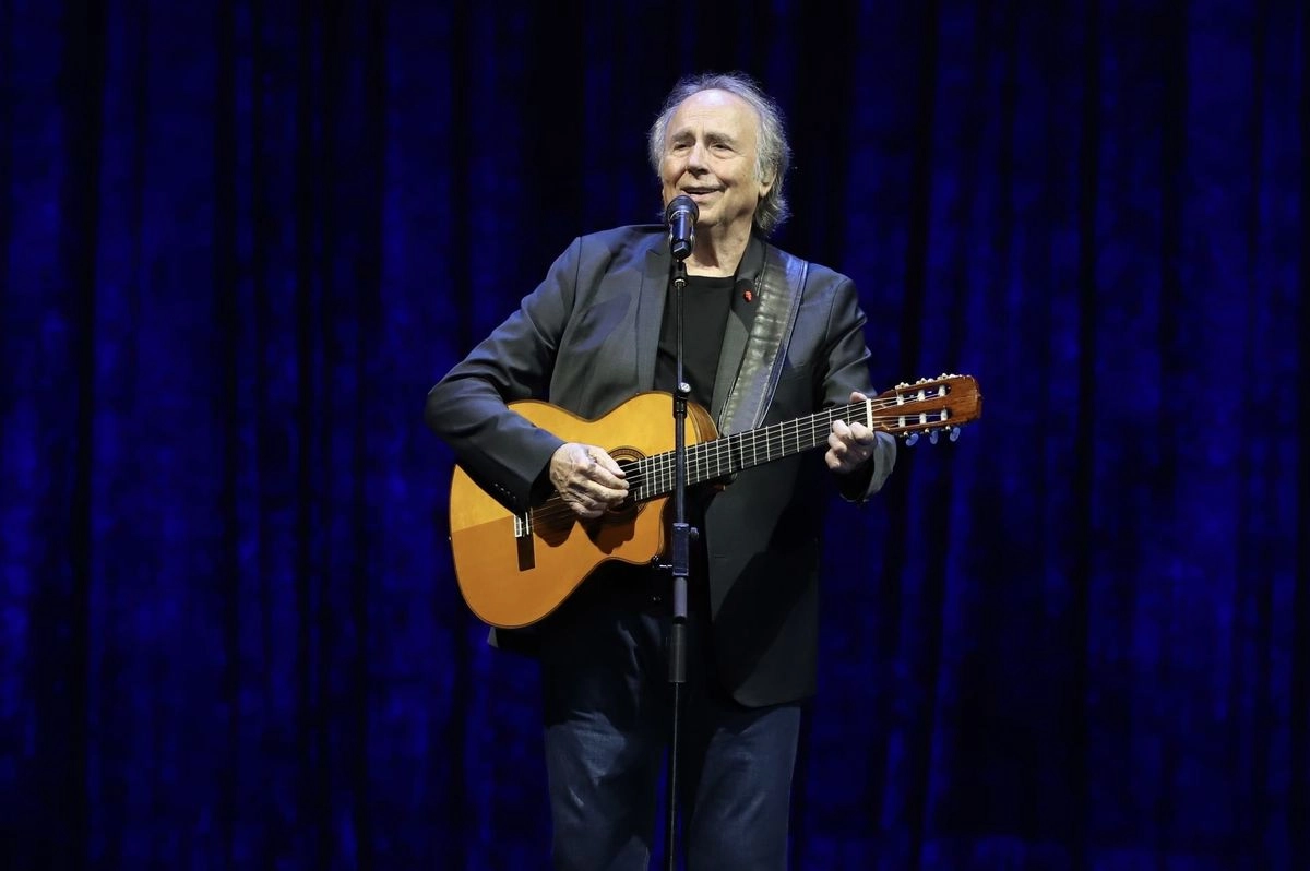 El artista catalán, Joan Manuel Serrat, reaparecerá en los escenarios el próximo 22 de noviembre en Mahón, Menorca, como parte de la gala solidaria de la Fundación Clarós, la cual desarrolla una importante labor en materia de salud en los países subdesarrollados. Foto 